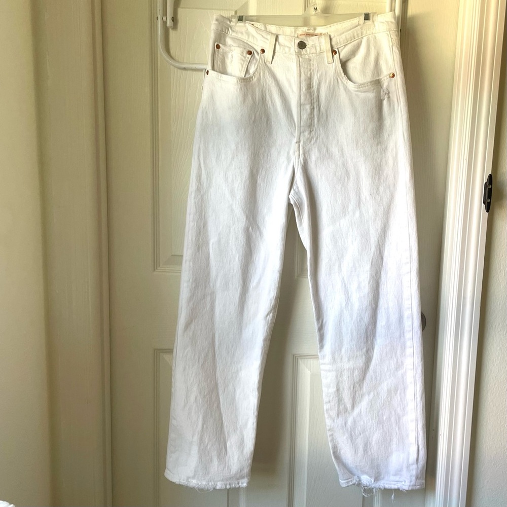 White Levi’s Ribcage Straight Ankle Jeans 30”